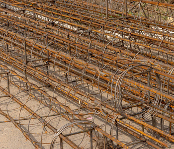 長車卡車。扁床卡車。建筑施工。運輸帶板到工地
